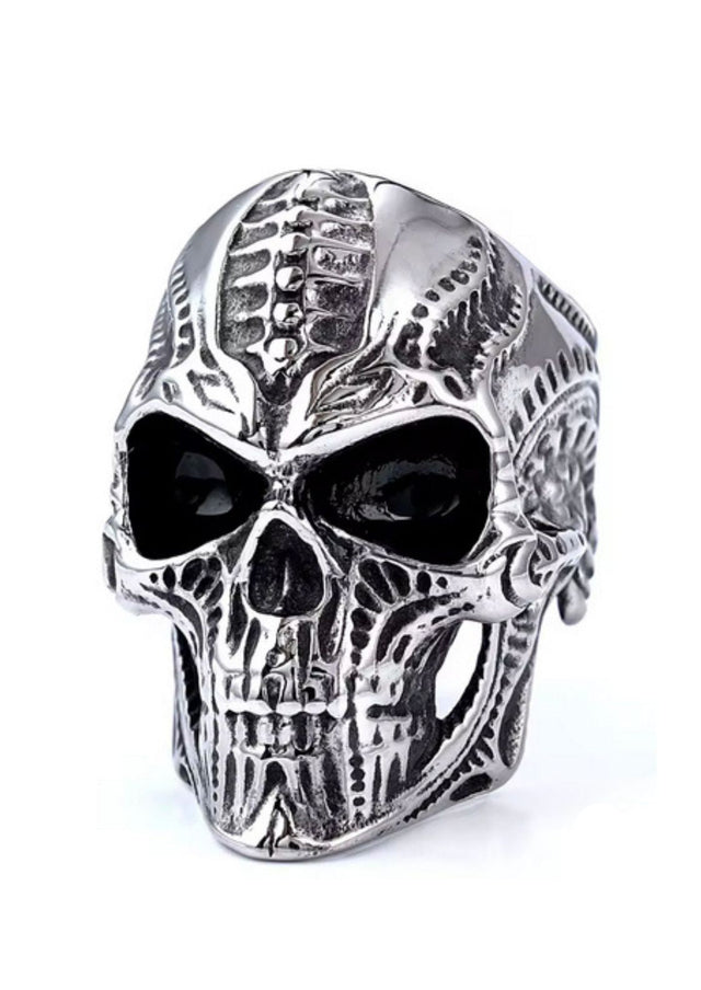 Silberner Totenkopfring mit aufwendigem Design und schwarzen Augen.