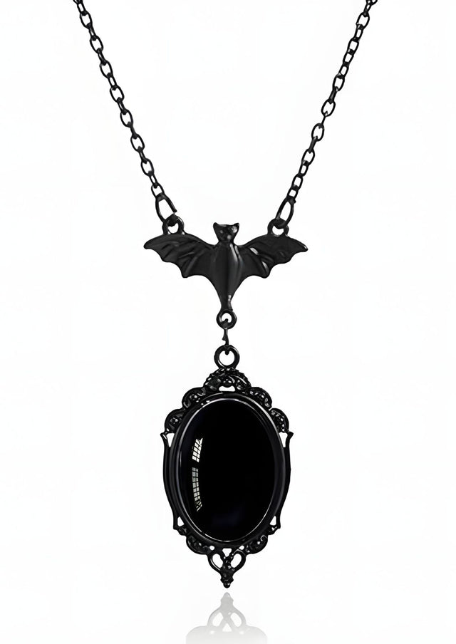 Schwarze Fledermaus und ovale Kamee-Halskette
