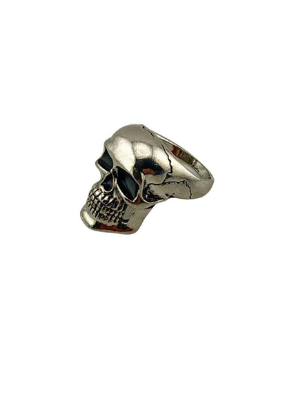 Silberner black eyed skull ring mit schwarzen augenhöhlen und texturierten zähnen markanter gothic-ring