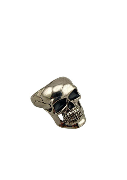 Silberner black eyed skull ring mit schwarzen augenhöhlen und detaillierten zähnen als markanter gothic-ring