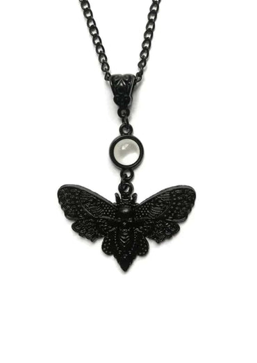 Schwarze moth pearl halskette mit detailreichem schwarzem moth anhänger und rundem mondstein akzent