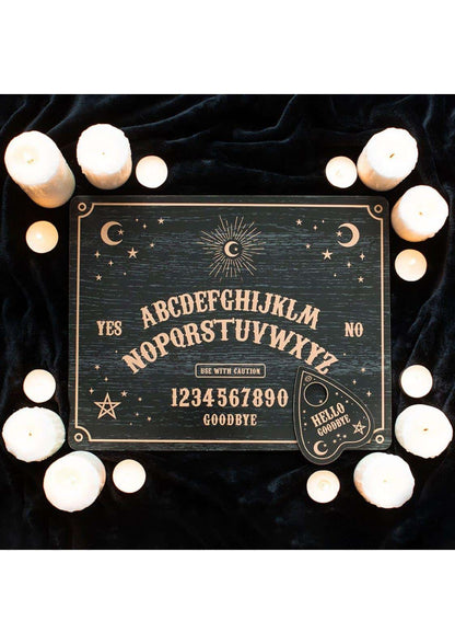 Schwarzes gothic ouija board mit goldenen schriftzeichen und herzförmigem planchette für horror spiele