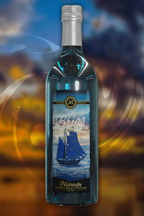 Blaue Likörflasche mit Schiffsetikett.