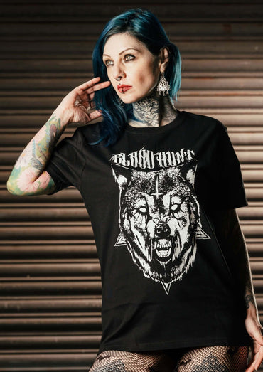 Schwarzes blood hunt shirt mit kurzem ärmel zeigt weißen gothic wolf mit dreieckigen akzenten und horror-design