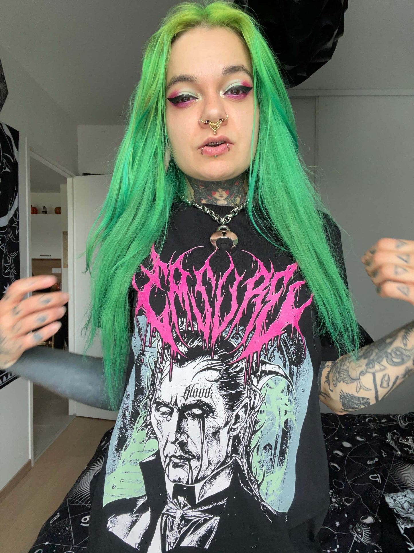 Schwarzes bloodsucker shirt mit pink-grünem vampire grafik und stylisiertem convulsive schriftzug gothic horror bitte design