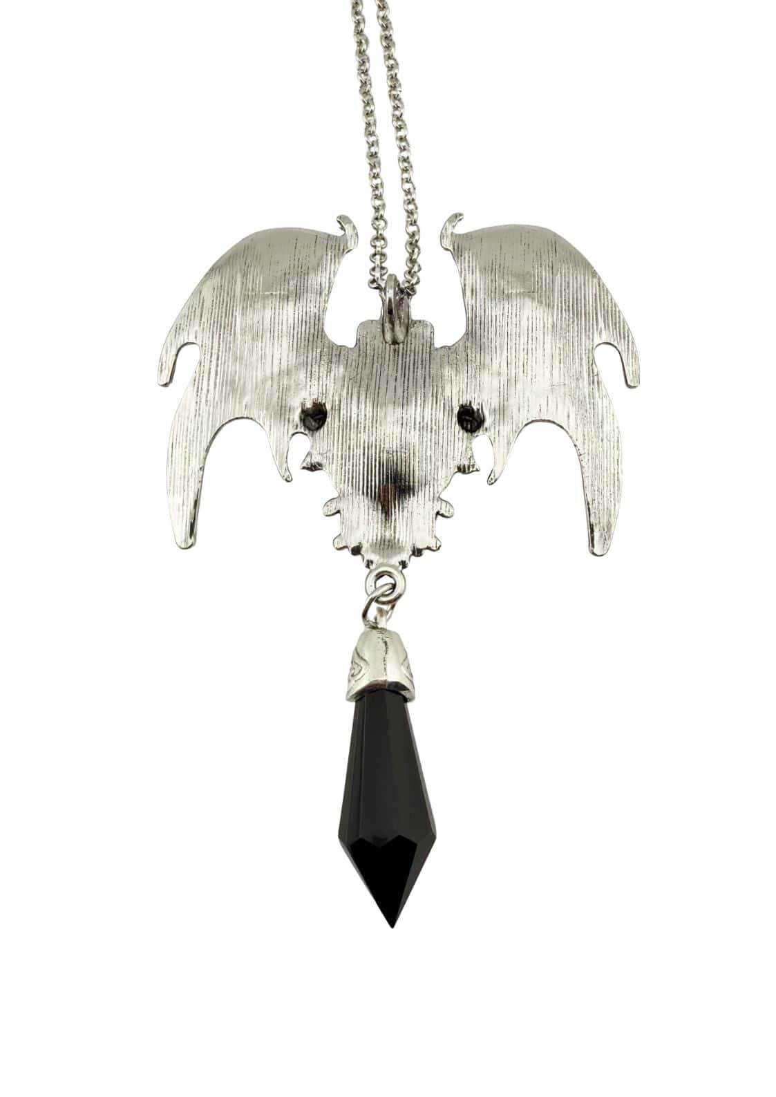 Silberne, fledermausförmige Kette mit schwarzem Kristallanhänger.