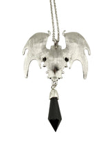 Silberne, fledermausförmige Kette mit schwarzem Kristallanhänger.