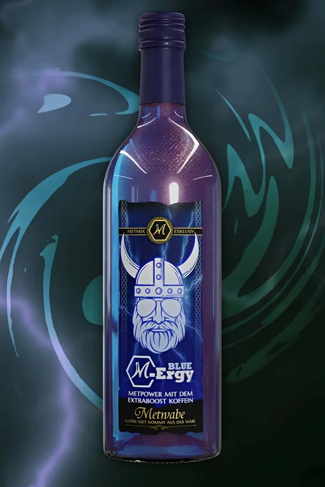 Eine lila glasflasche blue m-ergy magic mead mit koffein 0,75l 10% vol mit gothic viking helm label für höher schlagen