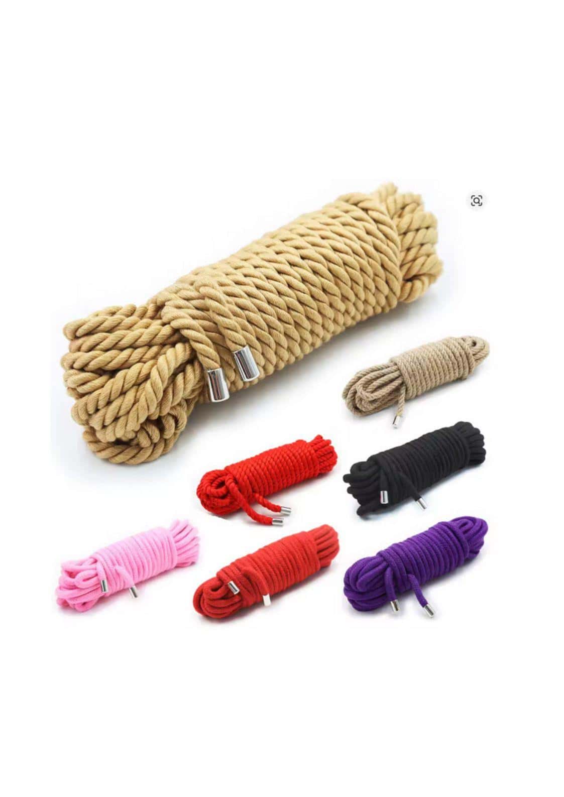 Beige bondage seil mit silbernen metallenden 5 meter lang neben anderen farbigen seilen für gothic dark fashion