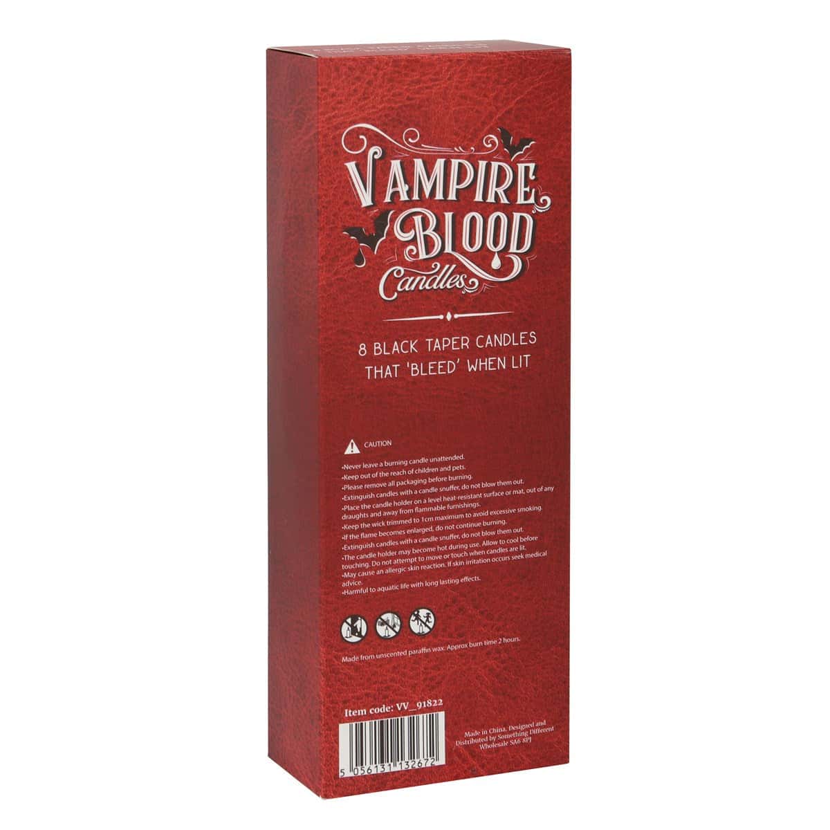 Rote rechteckige box mit ornamentaler weißer schrift und fledermausmotiven für vampire blood taper kerzen