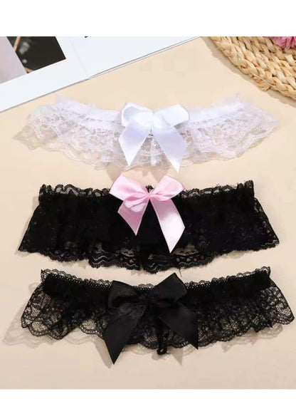 Drei burlesque strumpfbänder aus spitze mit satin schleifen in weiß rosa und schwarz passend für gothic und dark fashion