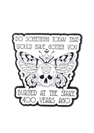 Schwarzer und weißer gothischer schädelschmetterling sticker mit pentagramm design burned at the stake pin