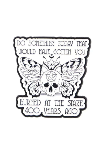 Schwarzer und weißer Totenkopf-Schmetterlingsaufkleber mit Pentagramm-Design