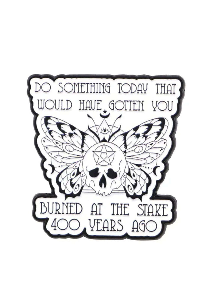 Schwarzer und weißer gothischer schädelschmetterling sticker mit pentagramm design burned at the stake pin