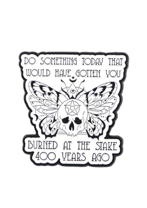 Schwarzer und weißer Totenkopf-Schmetterlingsaufkleber mit Pentagramm-Design