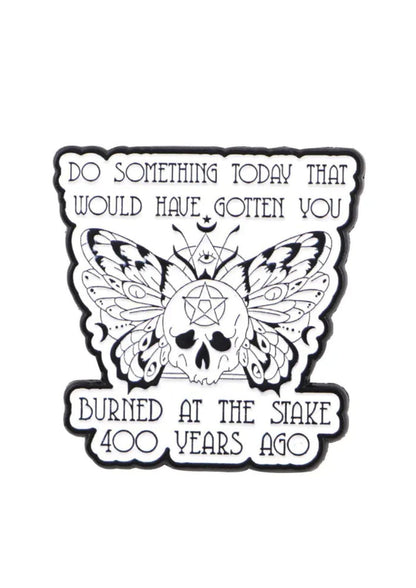 Schwarzer und weißer Totenkopf-Schmetterlingsaufkleber mit Pentagramm-Design