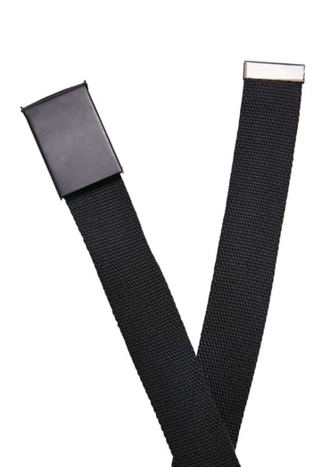 Schwarzer gewebter Canvas-Gürtel mit einer mattschwarzen rechteckigen Schnalle und silberfarbenem Metalltip.