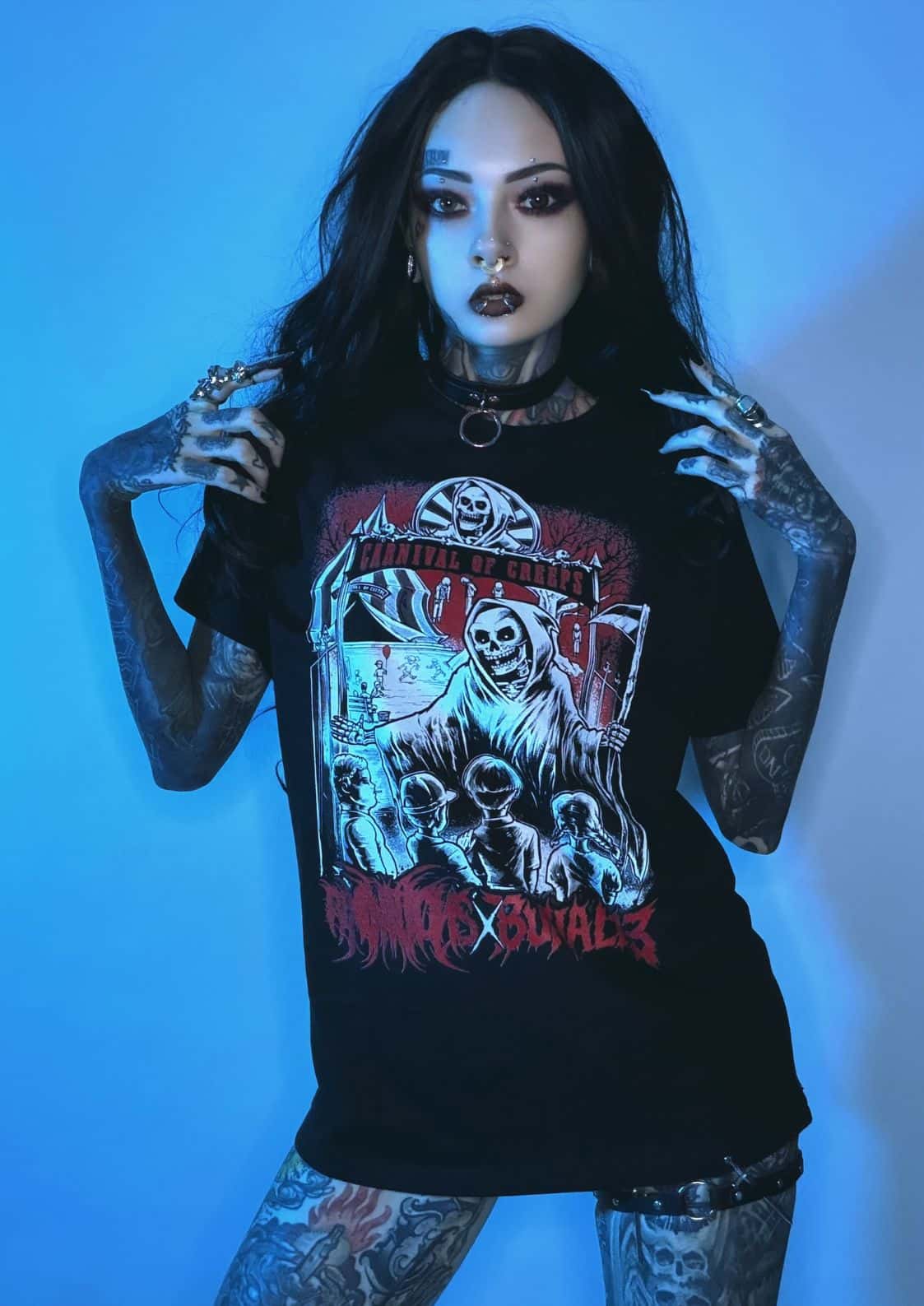 Schwarzes Grafik-T-Shirt mit detaillierter Illustration von Skeletten und Schädeln in Rot-, Weiß- und Türkiston.