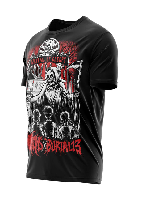 Schwarzes kurzärmliges T-Shirt mit einem detaillierten Grafikmotiv des Sensenmanns, der eine Axt hält, mit roten und weißen Akzenten, die ’carnival of creeps’ und ’burial13.’ darstellen.