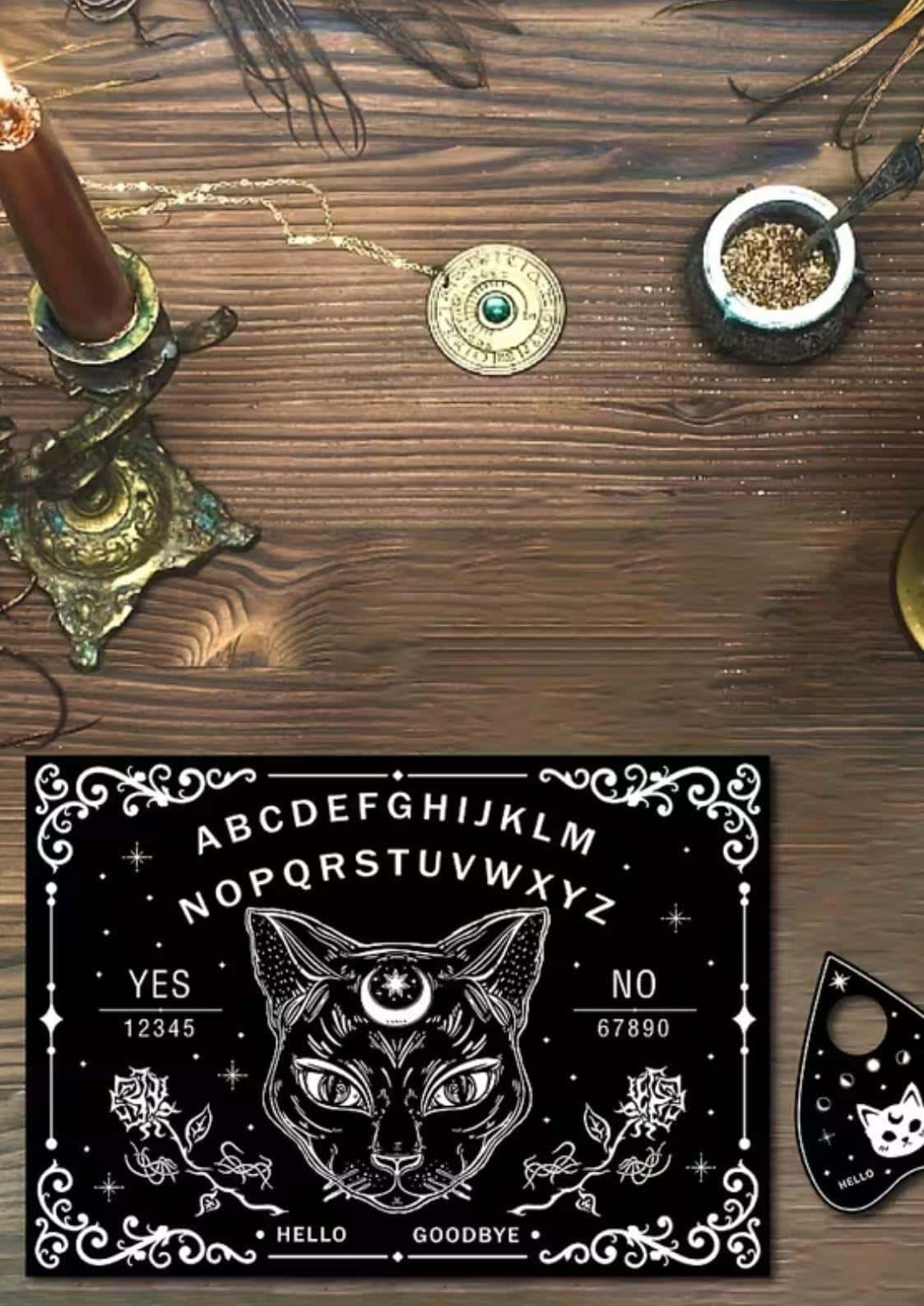 Schwarzes ouija board mit weißem katzenkopf design und ornamentalen buchstaben spirit board klassische ouija-tradition