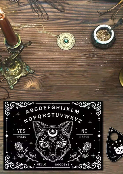 Schwarzes ouija board mit weißem katzenkopf design und ornamentalen buchstaben spirit board klassische ouija-tradition
