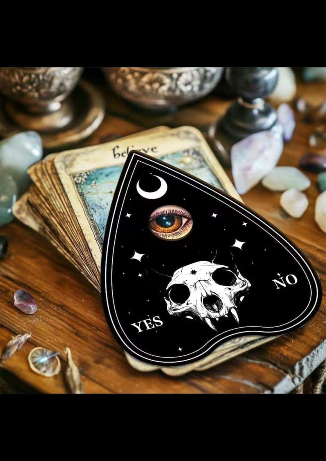 Schwarzes ovoid-förmiges Cat Skull ouija planchette mit augen-, mond- und schädeldesign für klassische ouija-tradition