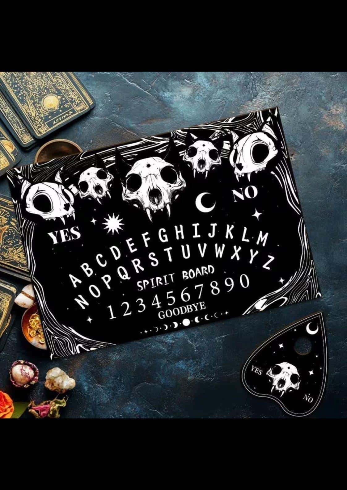 Schwarzes spinnen spirit board mit katzen schädel, weißer mond und schrift für klassische ouija-tradition