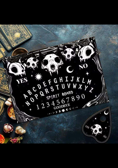 Schwarzes spinnen spirit board mit katzen schädel, weißer mond und schrift für klassische ouija-tradition