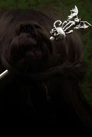 Silberner Gothic CAT WING HaarNadel mit Fledermaus-Schädel-Design