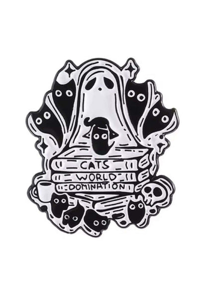 Schwarz-weißes Katzen-Themen-Emaille-Anstecker mit Geister-Design, Text ’Katzen-Weltherrschaft’.