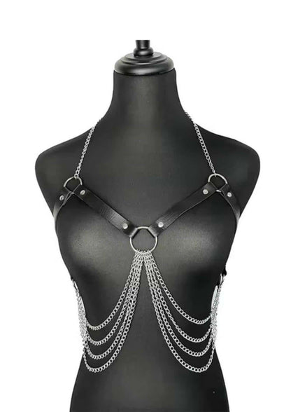 Schwarzes leder harness mit silbernen kettendetails gothic kleidung für horror-inspirierte looks