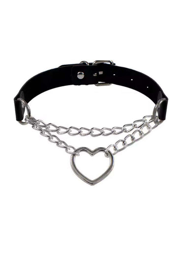 Schwarzer leder choker mit silberkette und herzanhänger auffälliger gothic choker für alternative outfits