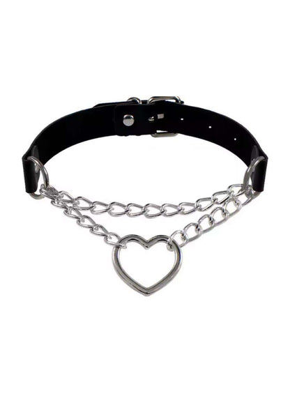 Schwarzer leder choker mit silberkette und herzanhänger auffälliger gothic choker für alternative outfits