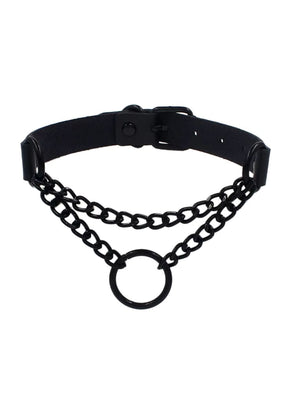 Schwarzes Leder- und Ketten-Choker mit kreisförmigem Ring-Akzent.