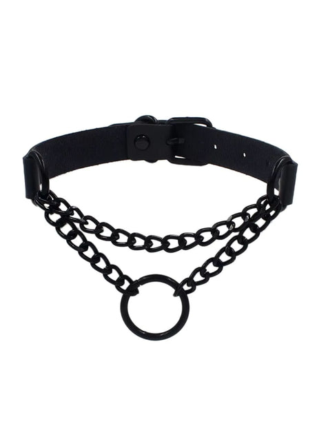 Schwarzes Leder- und Ketten-Choker mit kreisförmigem Ring-Akzent.