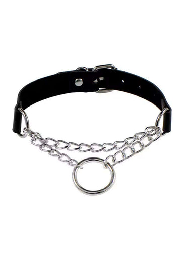 Schwarzer leder choker mit silberner kette und zentralem ring ein auffälliger gothic choker für alternative outfits