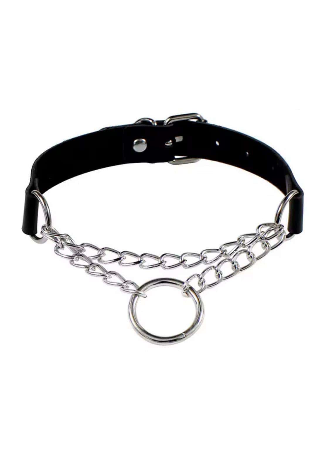 Schwarzer leder choker mit silberner kette und zentralem ring ein auffälliger gothic choker für alternative outfits