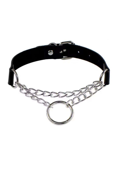 Schwarzer leder choker mit silberner kette und zentralem ring ein auffälliger gothic choker für alternative outfits