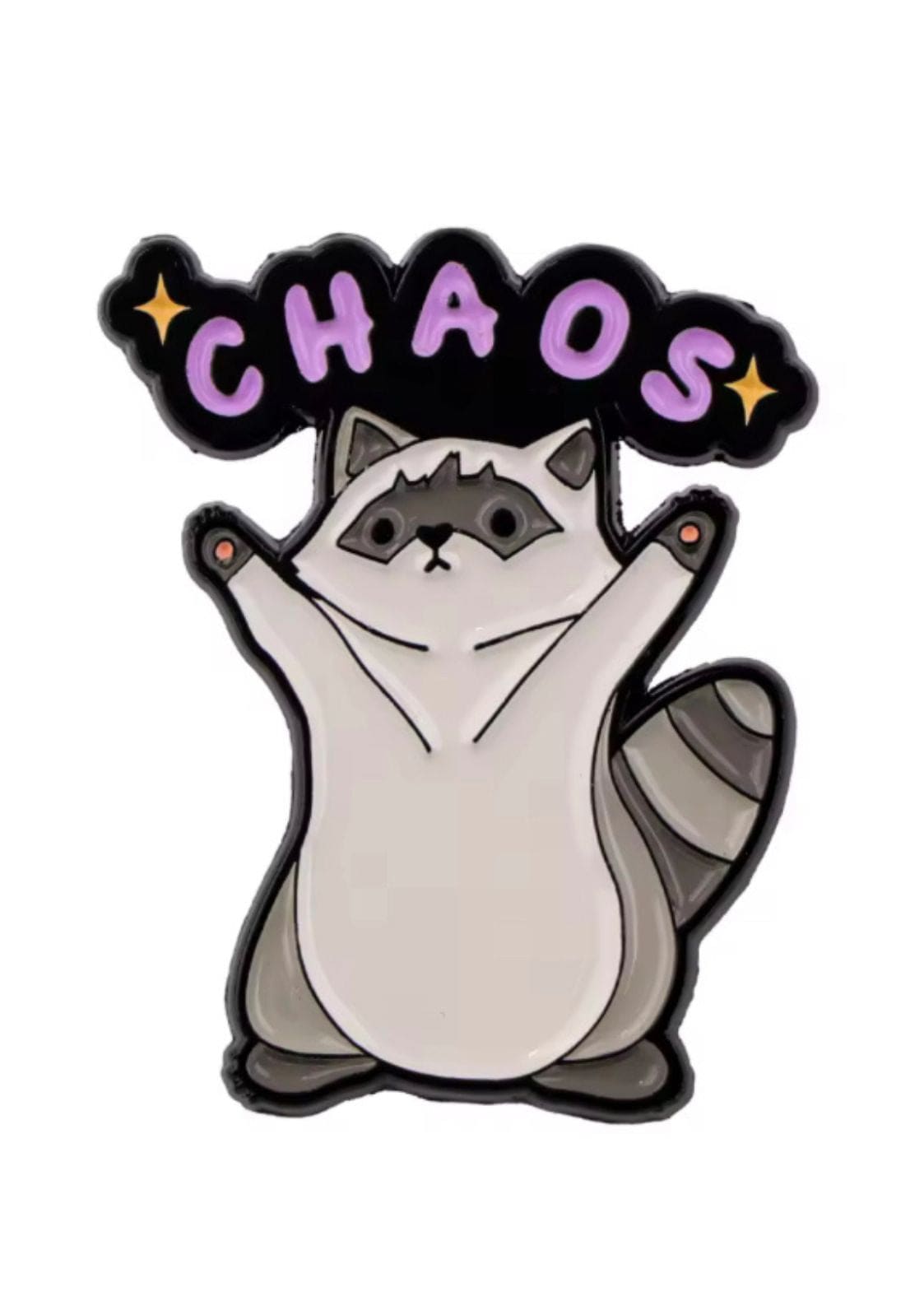 Waschbärförmiges Emaille-Pin mit »Chaos«-Schriftzug und Sternen, lila Akzente auf weißem Hintergrund.