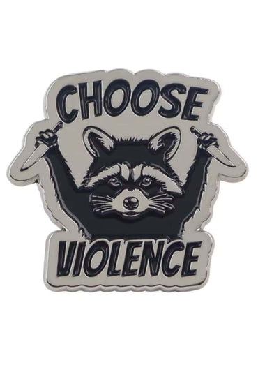 Choose violence pin mit einem gothic raccoon motiv und messern, emaillierter schlichter terror anstecker