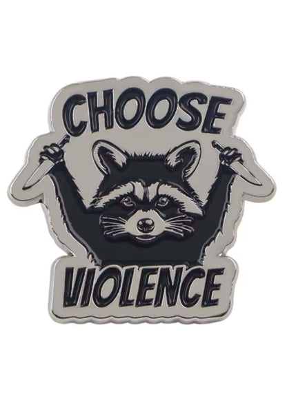 Waschbär mit Messern Emaille-Anstecknadel.