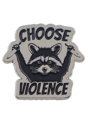 Waschbär mit Messern Emaille-Anstecknadel.