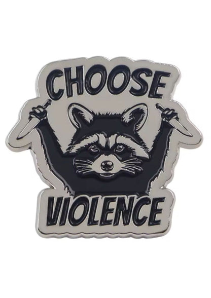 Waschbär mit Messern Emaille-Anstecknadel.