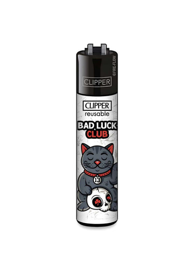 Schwarz-weißes clipper feuerzeug im klassischen clipper format mit horror design, graue katze mit roten ohren und schädel