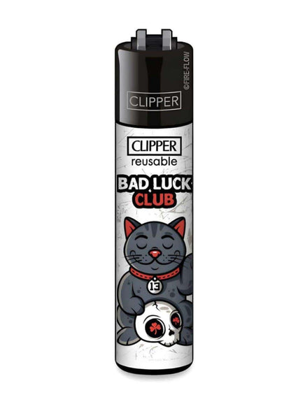 Schwarz weißes clipper feuerzeug im klassischen clipper format mit horror design und grauer katze für gothic fans
