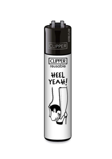 Schwarzes und silbernes clipper feuerzeug heel mit cartoonillustration einer person, die einen hohen stiefel küsst, feuerzeug heel yeah mit austauschbarem feuerstein