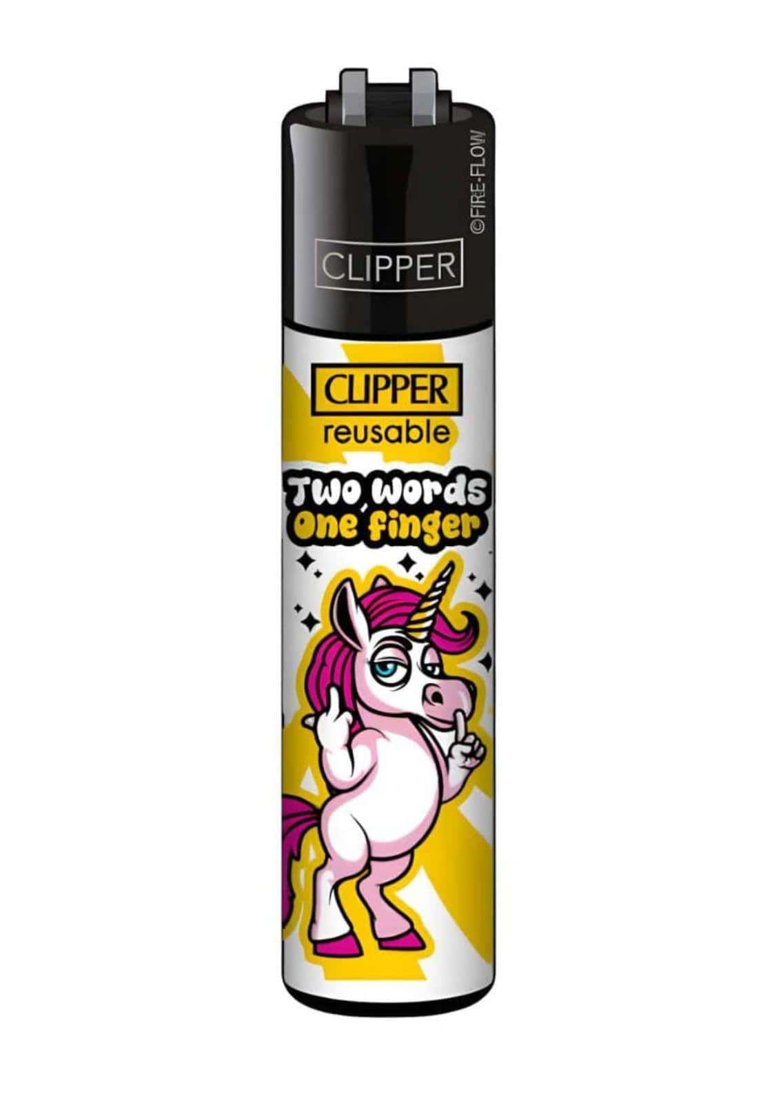 Schwarzes clipper feuerzeug mit neigbarer flamme und pinkem einhorn mit goldenem horn und roten schuhen auf weißem körper