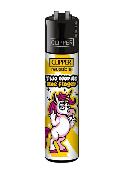 Schwarzes clipper feuerzeug mit neigbarer flamme und pinkem einhorn mit goldenem horn und roten schuhen auf weißem körper