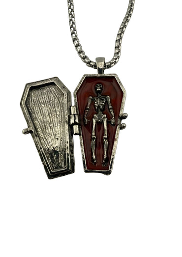 Silberner Sarganhänger mit Skelettdesign und rotem Innenfutter, Kette im Lieferumfang.