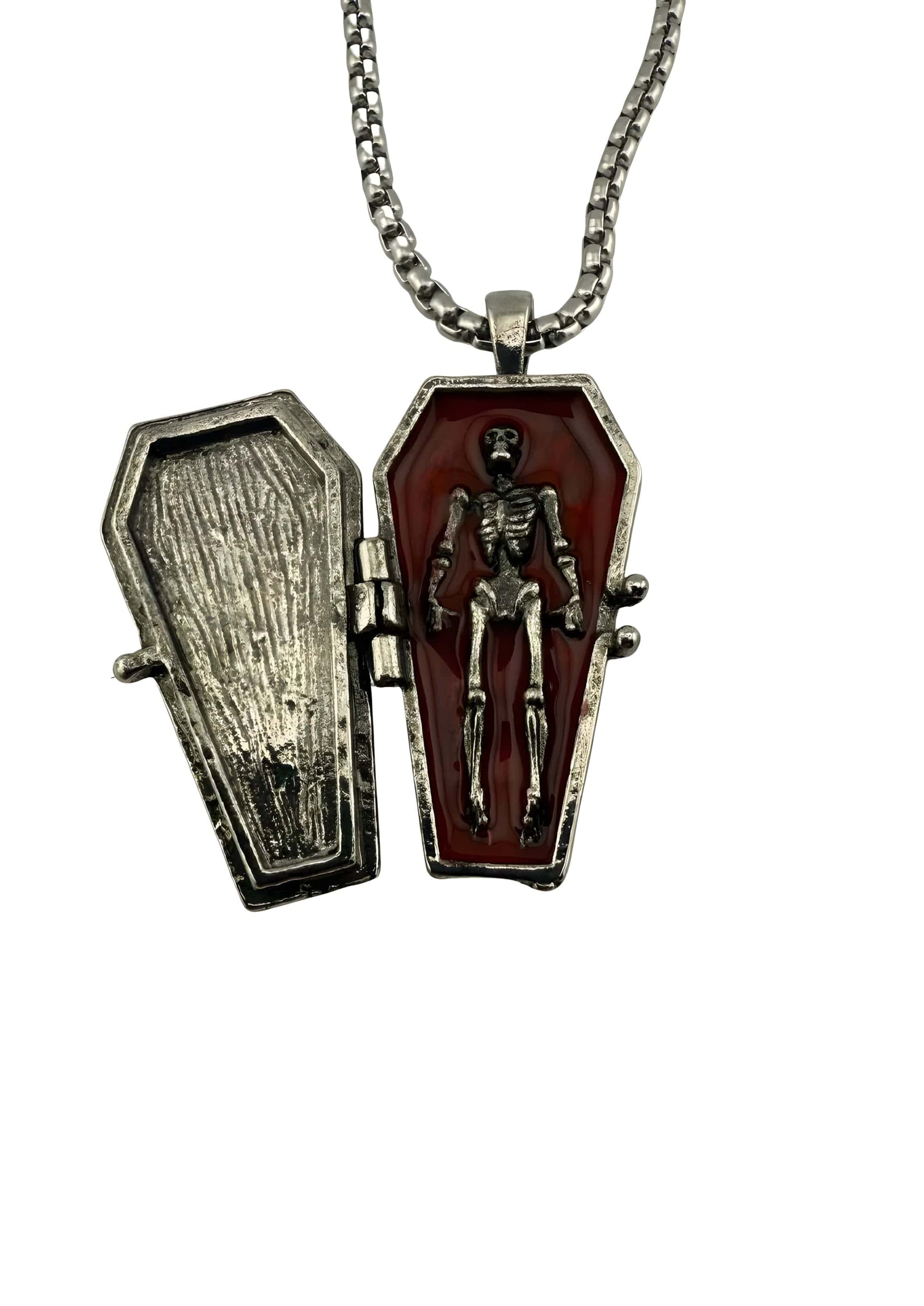 Geschlossene silberne sarg halskette mit skelett design und rotem innenfutter im gothic horror stil